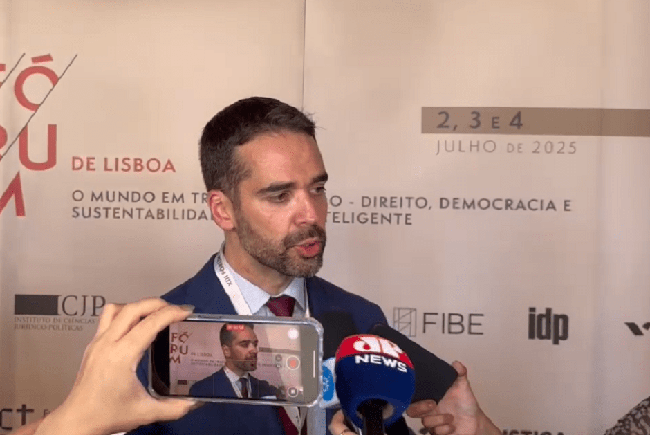 Eduardo Leite fala com a imprensa durante o Fórum de Lisboa
