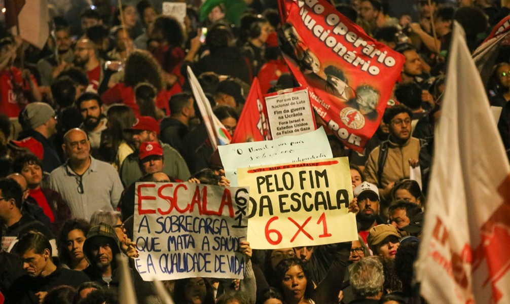 Manifestantes protestam pela taxação das grandes fortunas e contra as atitudes do Congresso contra o povo