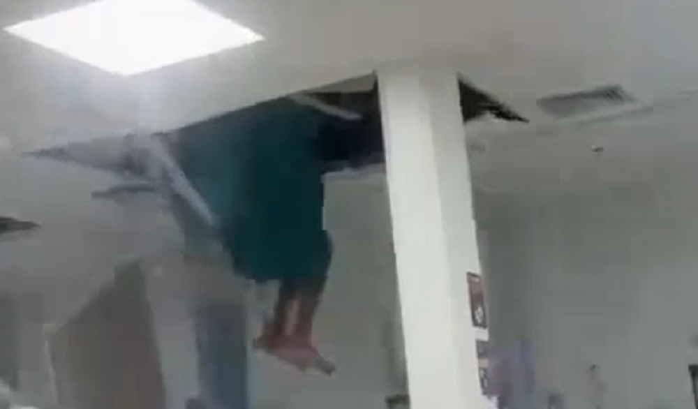 Paciente cai pelo teto
