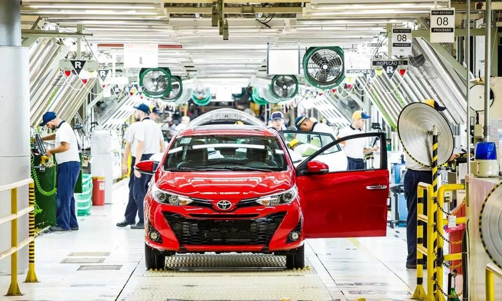 Carro vermelho da Totyota sendo montado