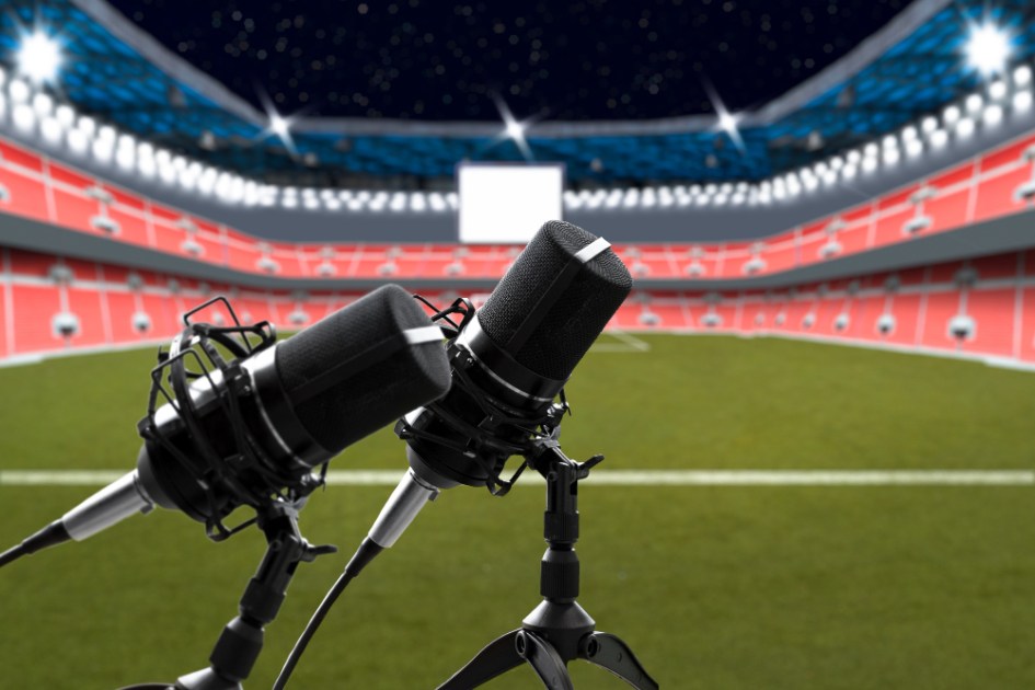 Notícias esportivas com microfones em campo