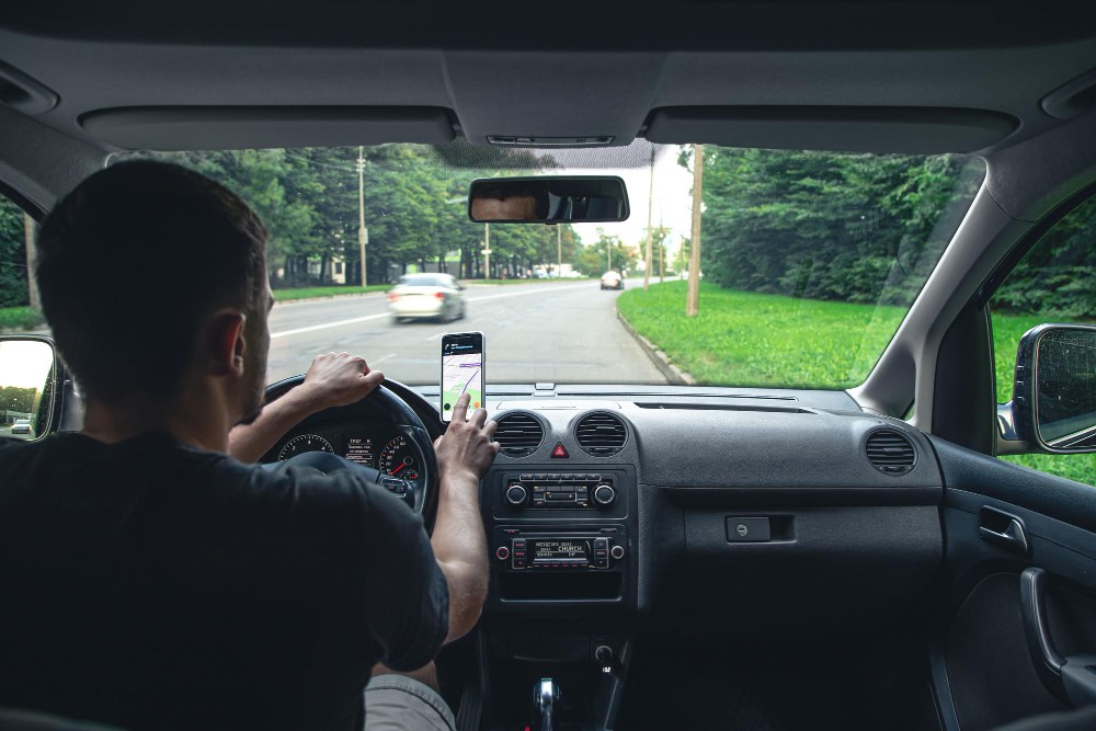 Guia de fluidos do carro: o que checar antes de viajar