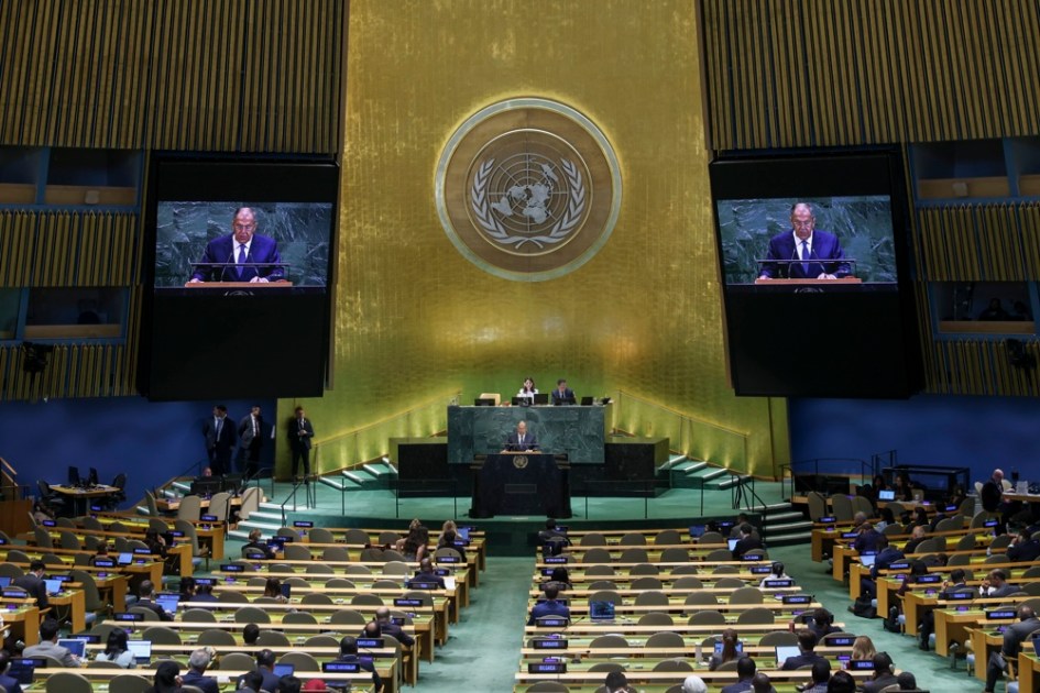 O ministro das Relações Exteriores da Rússia, Sergei Lavrov (c), fala durante o Debate Geral da 80ª sessão da Assembleia Geral das Nações Unidas, na sede da ONU em Nova York