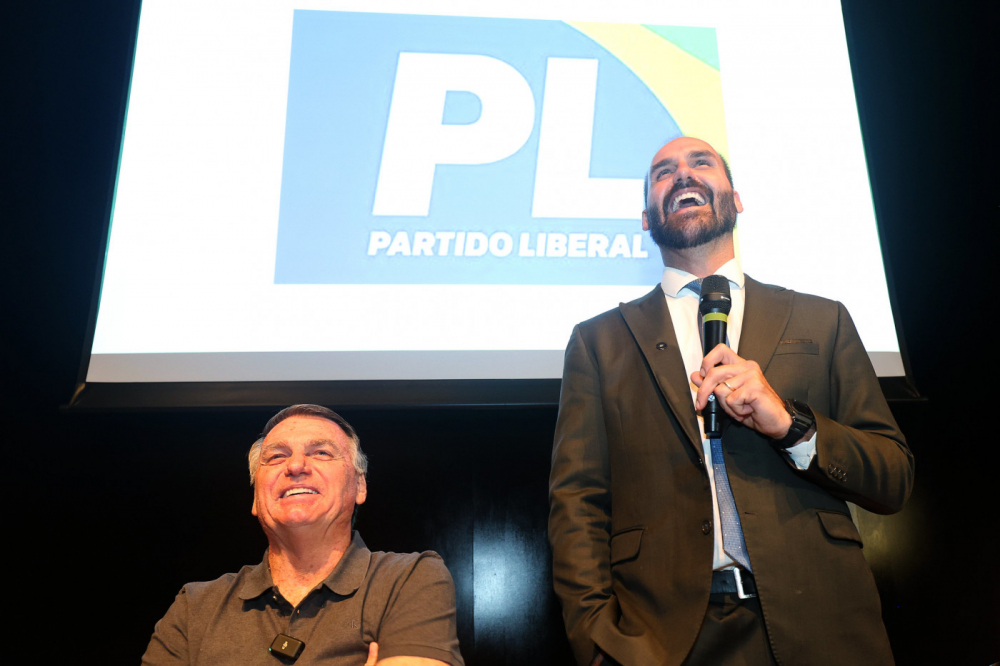 Em nova manobra, PL indica Eduardo Bolsonaro como líder da minoria para salvar mandato