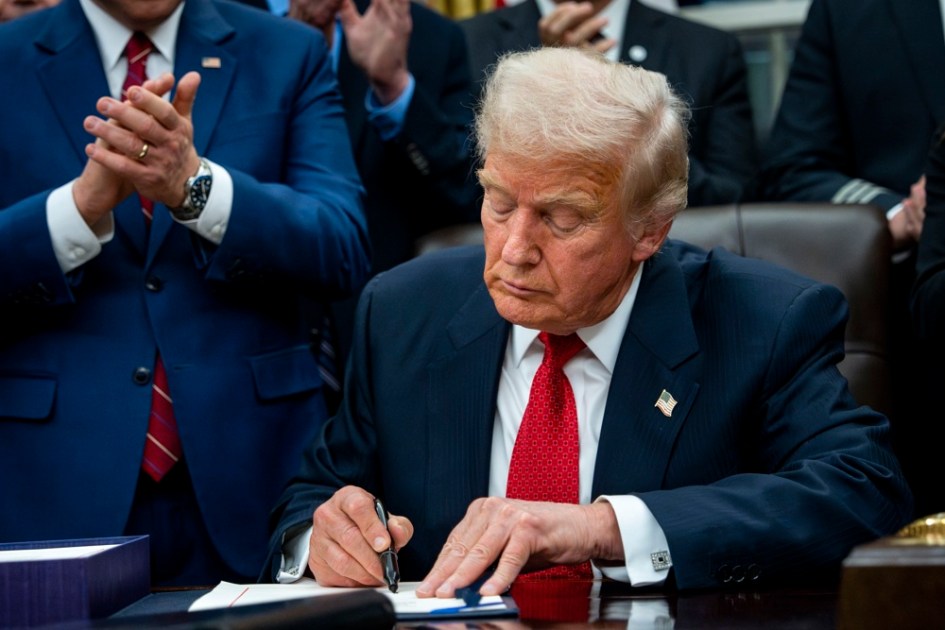 O presidente dos EUA, Donald Trump, assina o pacote de financiamento para reabrir o governo federal no Salão Oval da Casa Branca, em Washington, DC, EUA, em 12 de novembro de 2025. O projeto de lei de gastos de curto prazo financia o governo até 30 de janeiro e encerra a paralisação mais longa da história dos EUA. EFE/EPA/BONNIE CASH / POOL