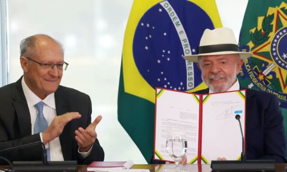 Lula oficializa acordo UE-Mercosul, que passa a vigorar em 1º de maio
