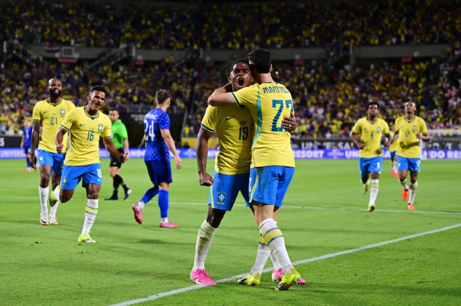 Gabriel Martinelli, do Brasil, comemora com o companheiro de equipe Endrick após marcar o terceiro gol de seu time durante o amistoso internacional entre Brasil e Croácia no Camping World Stadium, em 31 de março de 2026, em Orlando, Flórida.