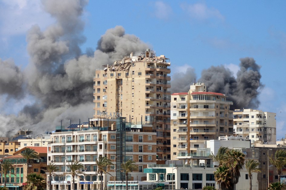 A fumaça sobe no local de um ataque israelense que atingiu uma área na cidade costeira libanesa de Tiro, em 8 de abril de 2026.
