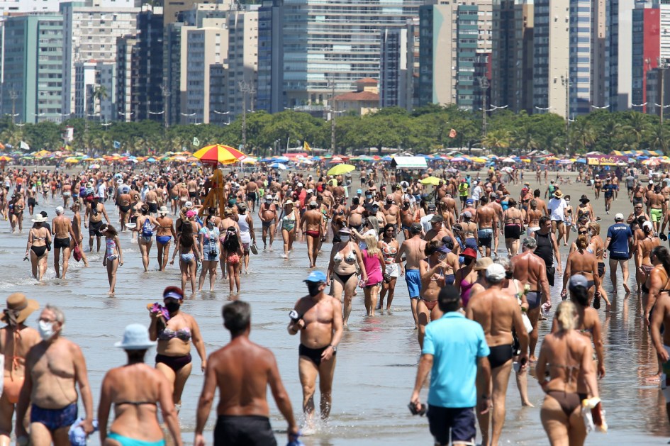 pessoas andando na praia