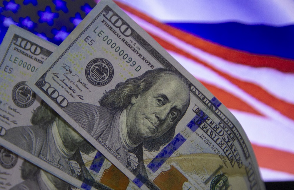 Dólar fecha em leve queda, a R$ 4,97, menor valor em dois anos