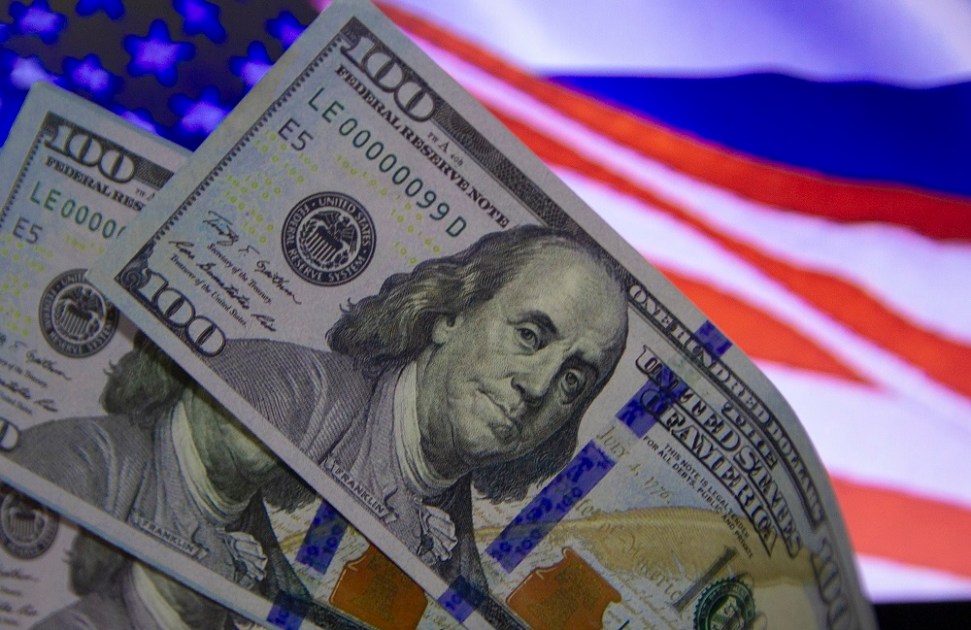 Dólar sobe e fecha a R$ 5,51 com questões técnicas e tombo do petróleo