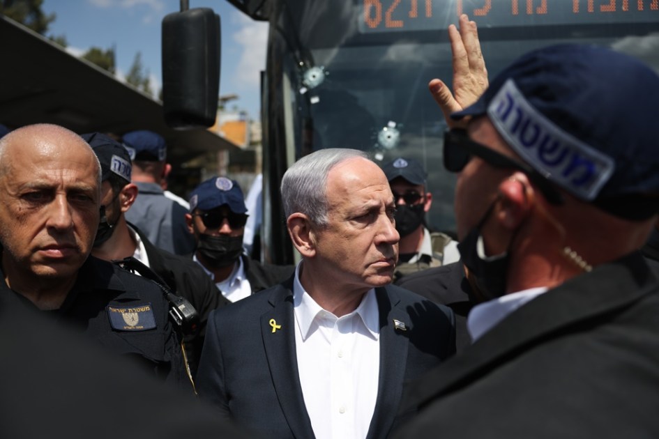 O primeiro-ministro israelense, Benjamin Netanyahu (centro), visita o local de um tiroteio em Jerusalém, em 8 de setembro de 2025. Pelo menos cinco pessoas morreram e várias outras ficaram feridas por tiros após um tiroteio na junção de Ramot, em Jerusalém, de acordo com o Magen David Adom (MDA), o serviço nacional de emergência de Israel. (Jerusalém) EFE/EPA/Ronen Zvulun / POOL