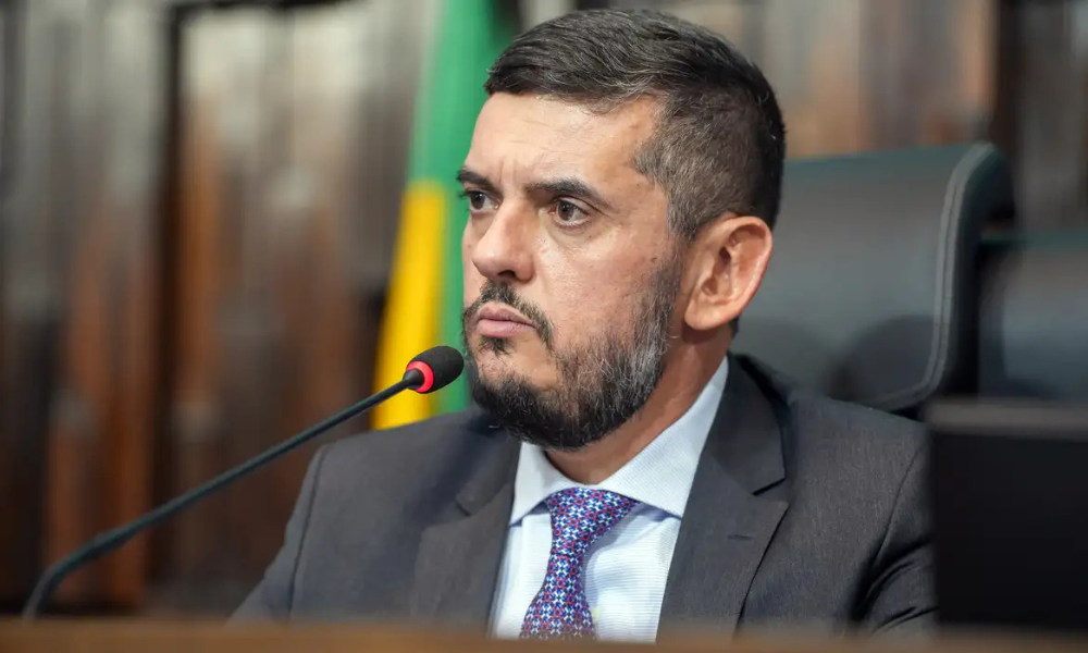 Deputado Rodrigo Bacellar (União Brasil), afastado da presidência da Alerj por decisão do ministro do STF, Alexandre de Moraes, assina o pedido de licença do mandato para resolver assuntos particulares