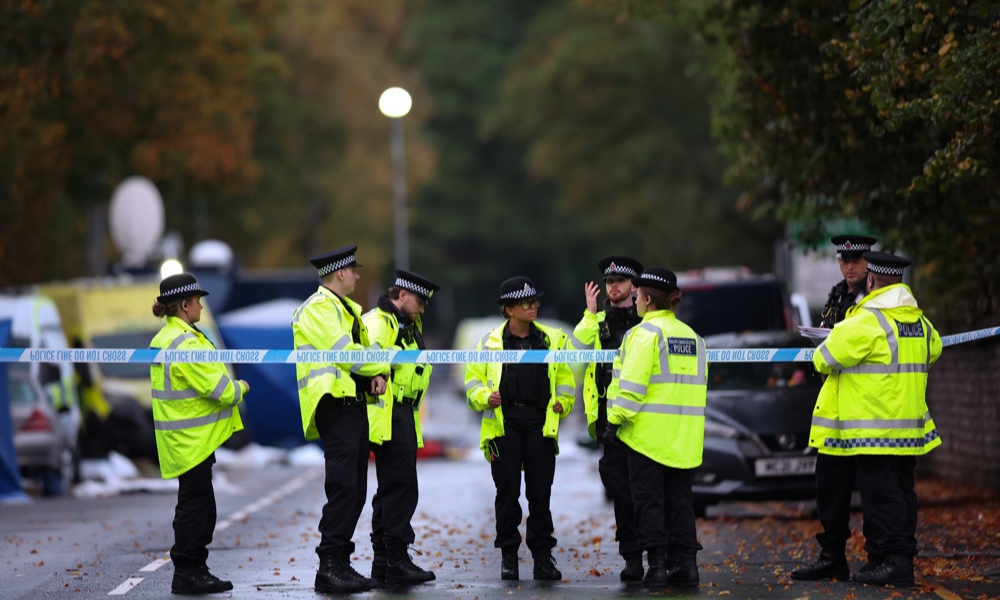 Uma das duas vítimas do ataque terrorista de quinta-feira (2) em uma sinagoga em Manchester, no noroeste do Reino Unido, foi morta por tiros de policiais