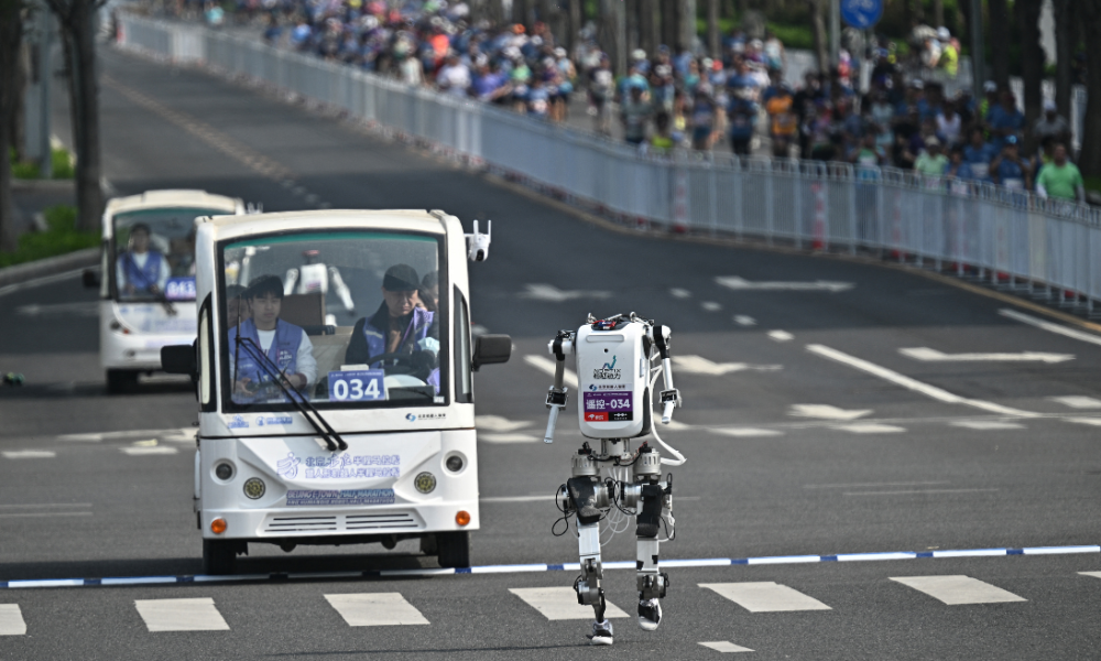 Robô humanoide vence meia-maratona na China e supera recorde mundial humano