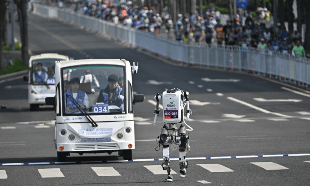 Robô humanoide vence meia-maratona na China e supera recorde mundial humano