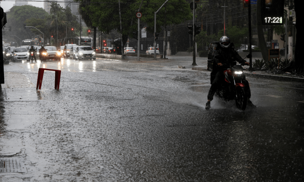 São Paulo entra em estado de atenção para chuva; 80 mil estão sem luz