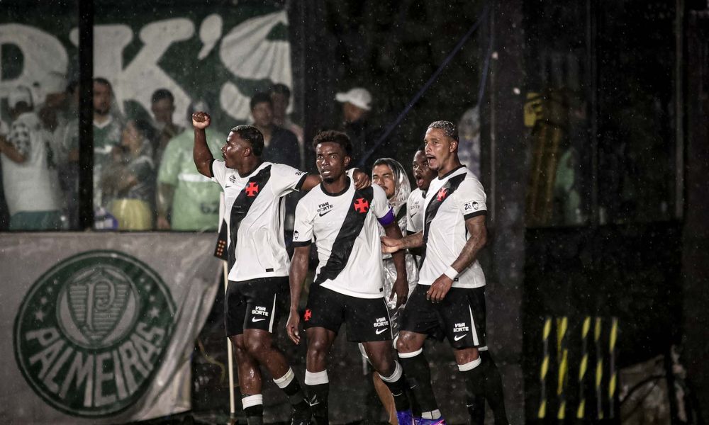 Palmeiras sai na frente mas leva virada de Vasco na estreia de Renato Gaúcho