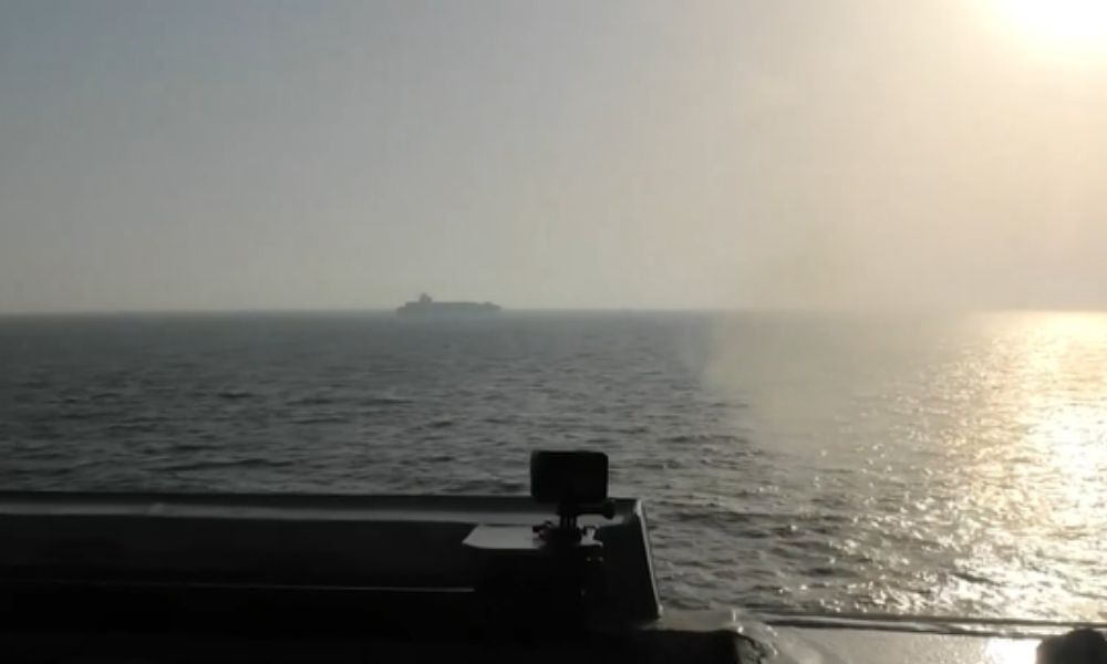 Veja o momento em que a marinha dos EUA ataca e captura navio do Irã