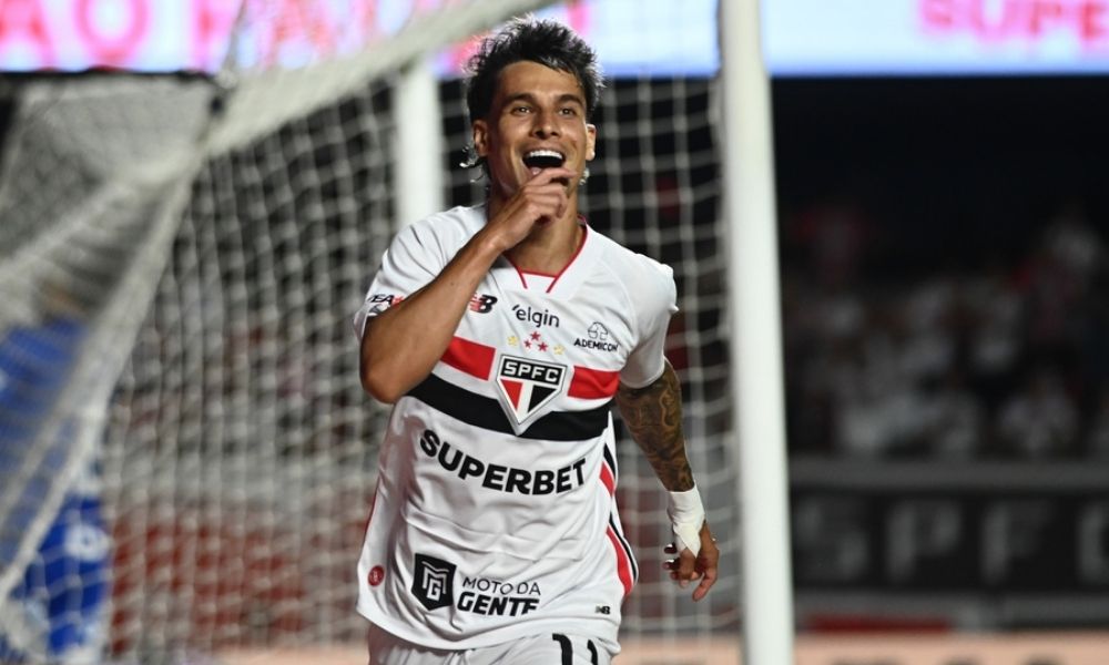 Com três de Ferreirinha, São Paulo goleia Cruzeiro, dorme na vice-líder e alivia pressão sobre Roger