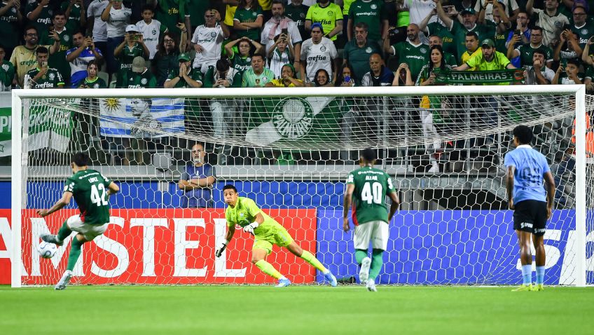 Flaco López converte gol de pênalti para o Palmeiras