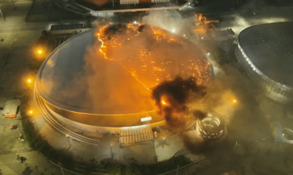Incêndio atinge telhado do Velódromo no Parque Olímpico; veja vídeo