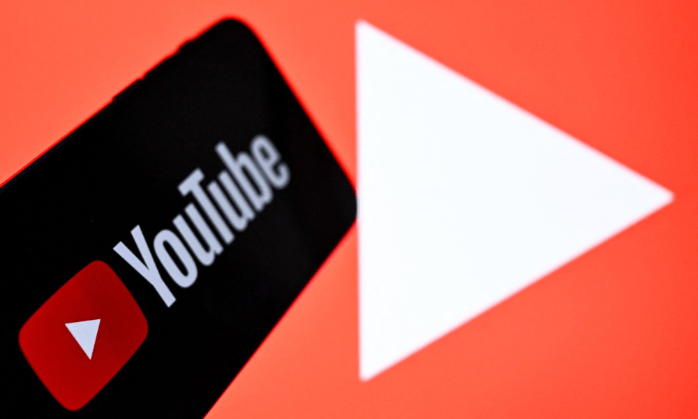 Logotipo da plataforma de vídeos americana YouTube na tela de um celular e o logotipo do YouTube na tela de um laptop