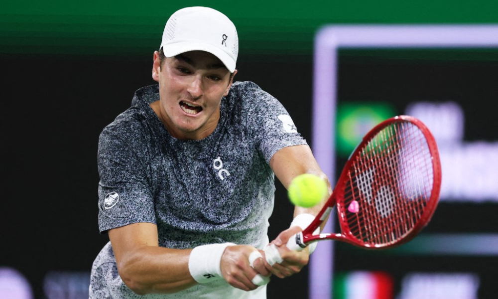 João Fonseca durante partida contra Jannik Sinner, nº 2 do mundo, pela quarta rodada de Indian Wells