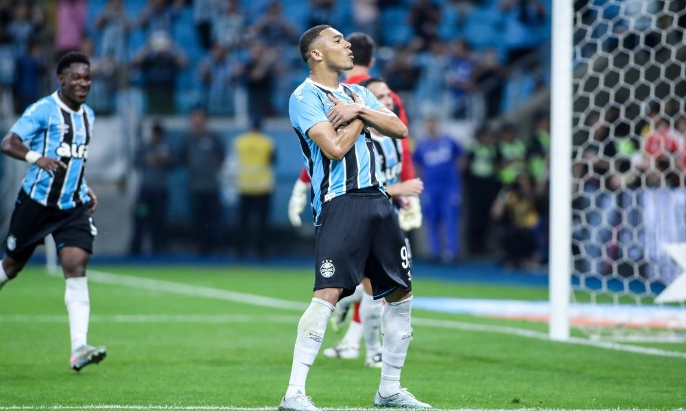 Grêmio aproveita expulsão do Inter, vence o Gre-Nal 450 por 3 a 0 e encaminha título do Gaúcho