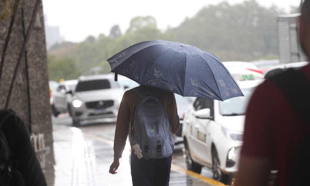 Pedestres enfrentam chuva, vento e baixas temperaturas na região do Aeroporto de Congonhas, na zona sul de São Paulo, neste início de tarde de segunda-feira, 23 de junho de 2025. A chegada de uma forte frente fria de origem polar muda o tempo na cidade de São Paulo na tarde desta segunda-feira, 23, derruba as temperaturas nos próximos dias e pode estabelecer um novo recorde de temperatura mínima do ano na capital paulista. O Centro de Gerenciamento de Emergências Climáticas (CGE), da Prefeitura da cidade, alertou para a possibilidade de fortes rajadas de ventos, que devem variar entre 60 km/h e 80 km/h no decorrer do dia. Foto: RENATO S. CERQUEIRA/ATO PRESS/ESTADÃO CONTEÚDO