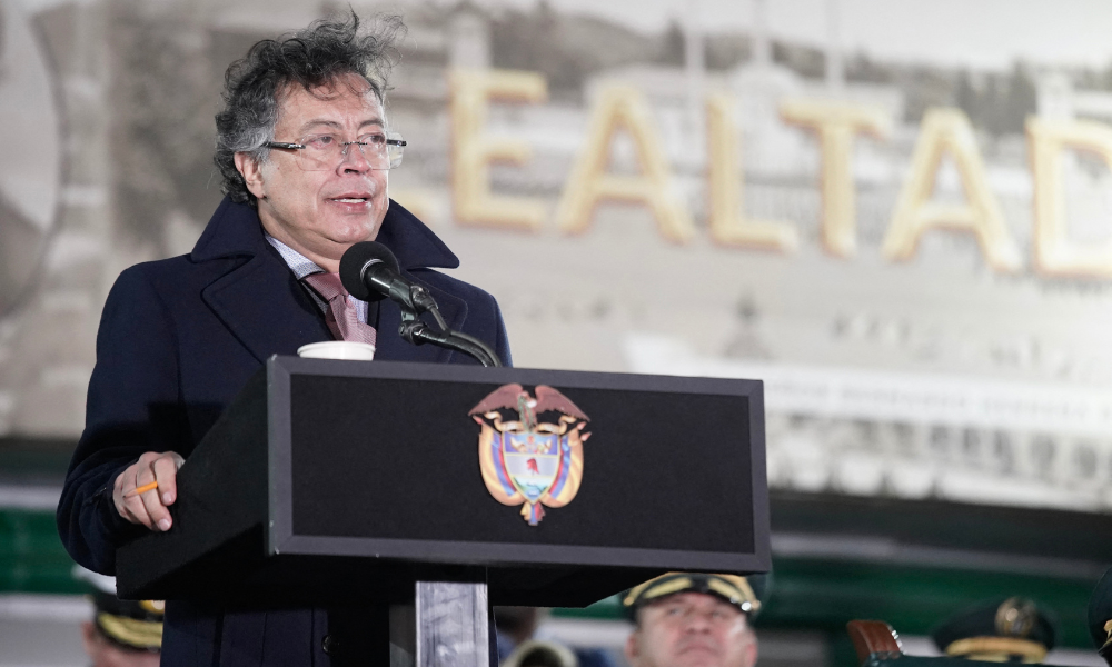 O presidente da Colômbia, Gustavo Petro, discursa durante uma cerimônia militar para apresentar os novos comandantes das Forças Armadas em Bogotá, em 29 de dezembro de 2025. (Foto de Sergio Yate / AFP)