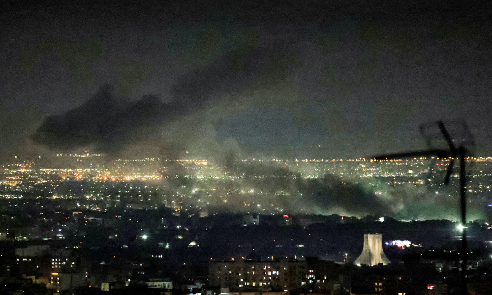 Colunas de fumaça se elevam do local dos ataques aéreos perto da Torre Azadi, no oeste de Teerã, em 10 de março de 2026. Os Estados Unidos e Israel lançaram ataques contra o Irã em 28 de fevereiro, provocando uma rápida retaliação da república islâmica, que respondeu com ataques de mísseis em toda a região. A guerra envolveu potências globais, desestabilizou os setores de energia e transporte do mundo e trouxe o caos até mesmo para áreas geralmente pacíficas da região instável.