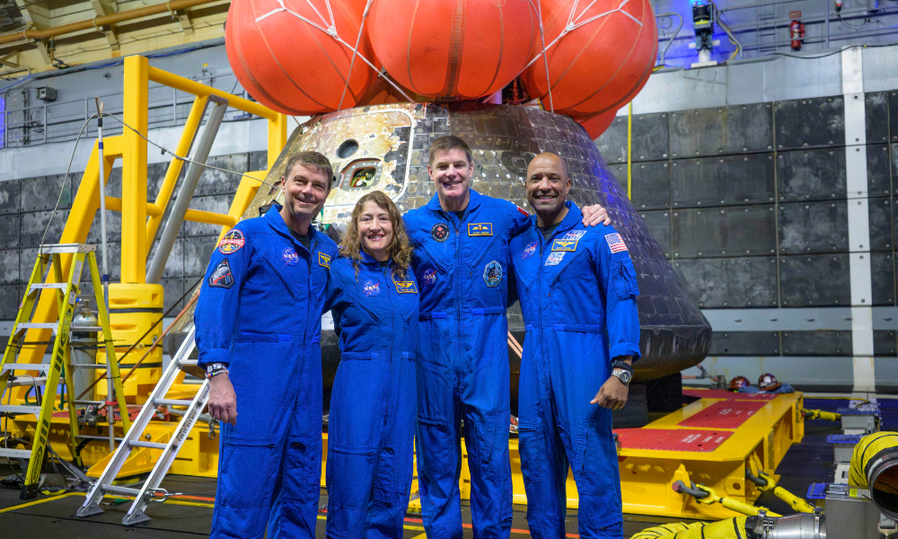Esta foto divulgada pela NASA mostra (da esquerda para a direita) os astronautas da NASA Reid Wiseman, comandante, Christina Koch, especialista de missão, o astronauta da Agência Espacial Canadense (CSA) Jeremy Hansen, especialista de missão, e o astronauta da NASA Victor Glover, piloto da Artemis II, posando para uma foto em grupo após observarem a espaçonave Orion no dique de carga do porta-aviões USS John P. Murtha, em 11 de abril de 2026, no Oceano Pacífico, próximo à costa da Califórnia. O quarteto amerissou em 10 de abril, às 17h07 PDT (20h07 EDT). Crédito da foto: (NASA/Bill Ingalls) (Foto de Bill INGALLS / NASA / AFP) / USO EDITORIAL RESTRITO - CRÉDITO OBRIGATÓRIO "AFP PHOTO / NASA / BILL INGALLS" - DIVULGAÇÃO - PROIBIDO O USO PARA FINS DE MARKETING OU CAMPANHAS PUBLICITÁRIAS - DISTRIBUÍDO COMO UM SERVIÇO AOS CLIENTES