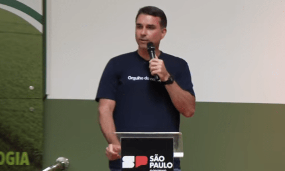 Na Agrishow, Flávio Bolsonaro diz que governo Lula ‘pisa e asfixia o agro’