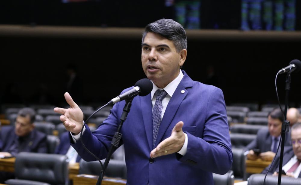 Messias Donato, deputado do Republicanos, discursa no plenário da Câmara