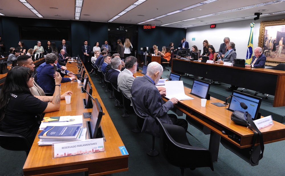 PSDB e PL pedem vista e adiam votação sobre a PEC do fim da escala 6×1