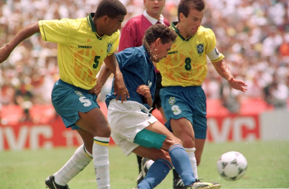 Os volantes da Seleção Brasileira, Mauro Silva e Dunga, disputam bola com o armador italiano Roberto Baggio, na partida final da Copa do Mundo dos Estados Unidos