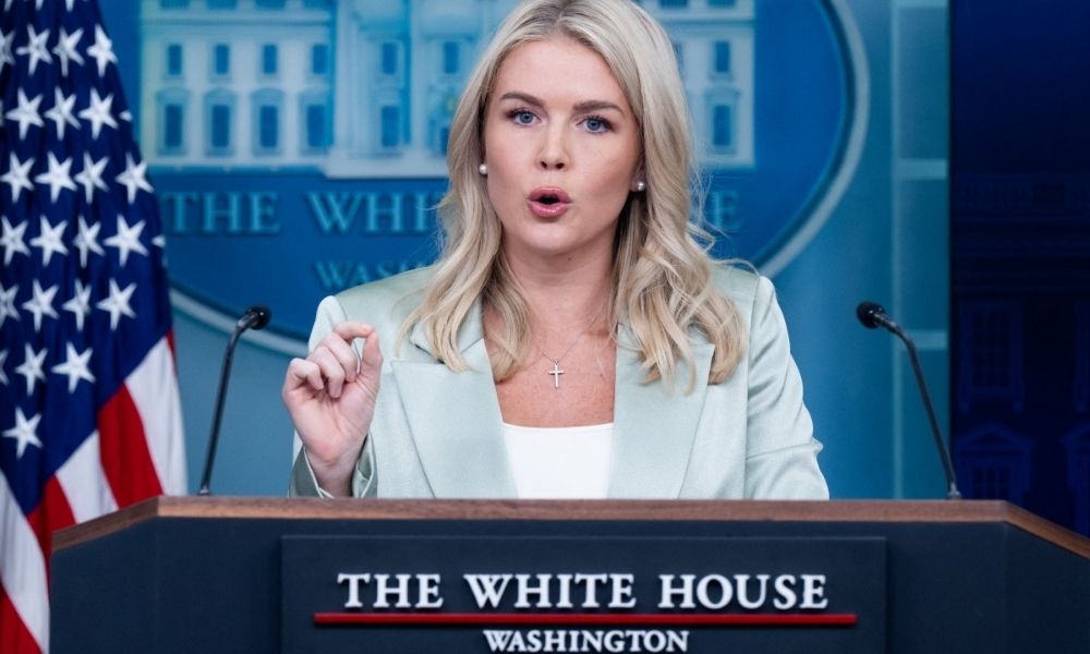 Brasileira que foi cunhada da secretária de imprensa de Trump é presa pelo ICE