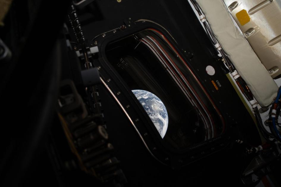 Missão Artemis II, comandante capturou uma vista da Terra por uma das janelas da espaçonave Orion