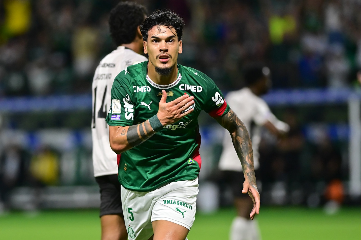 Com um a menos, Palmeiras mantém placar de 1 a 0 contra Athletico-PR