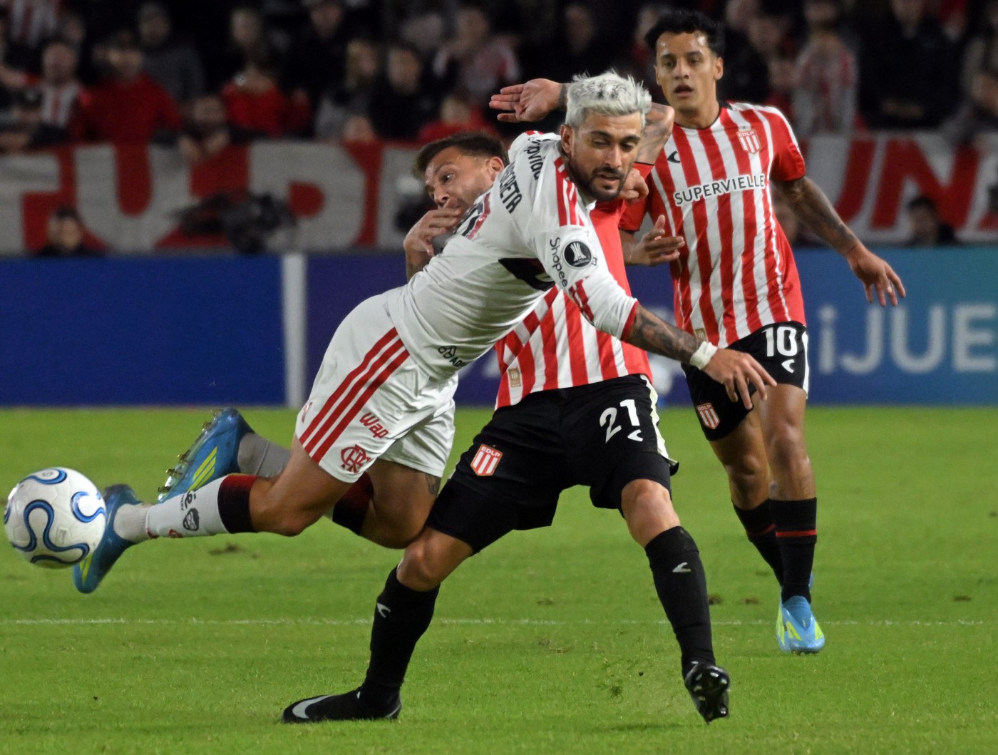 Flamengo empata com o Estudiantes e vê Arrascaeta deixar gramado com trauma no ombro