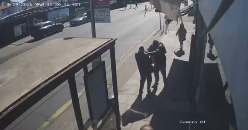 Duas pessoas são esfaqueadas em bairro judaico de Londres; suspeito é preso