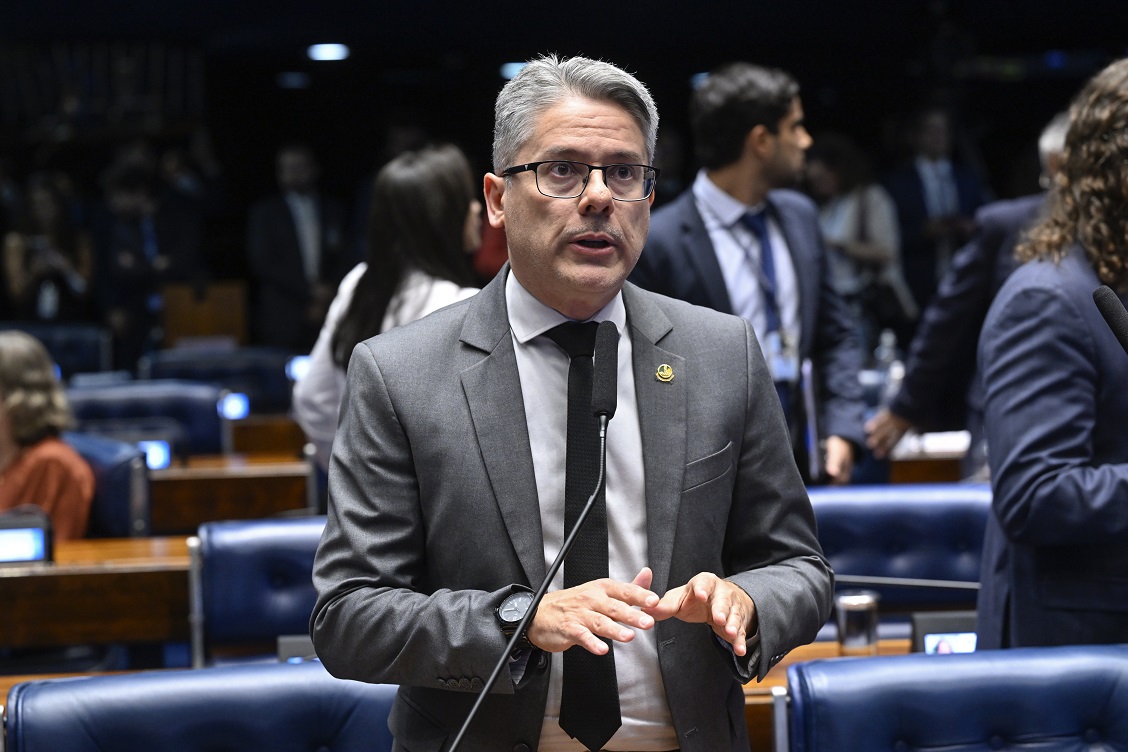 Senador usa decisões de Gilmar Mendes para rebater acusação do ministro na PGR
