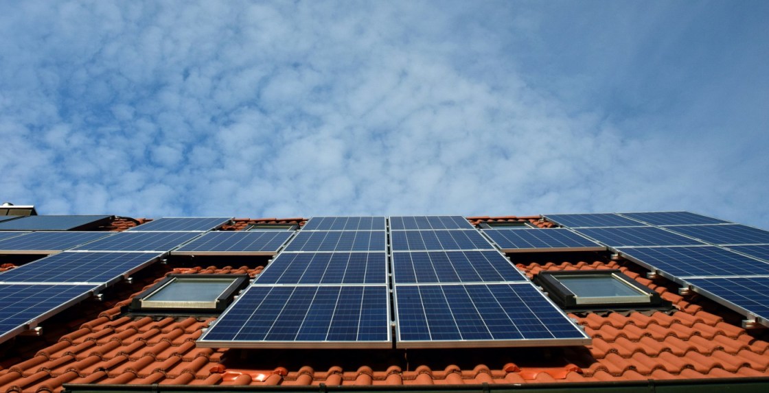 Casa com instalação de sistema de energia solar