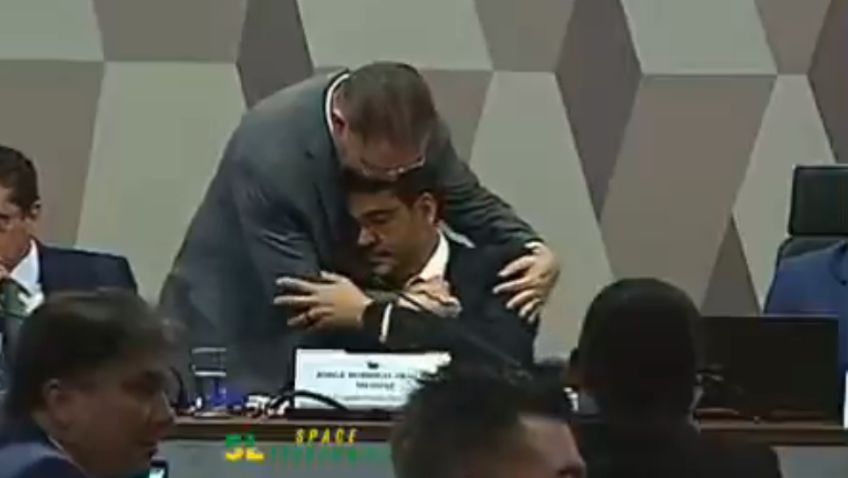 Sóstenes Cavalcante abraça Jorge Messias durante sabatina do AGU