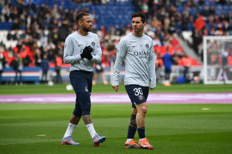 Neymar (esquerda) e Messi (direita) em aquecimento para jogo do PSG no Parque dos Príncipes