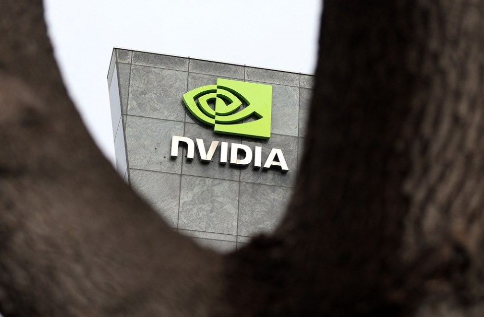 Uma placa é afixada na sede da Nvidia em 5 de fevereiro de 2024 em Santa Clara, Califórnia