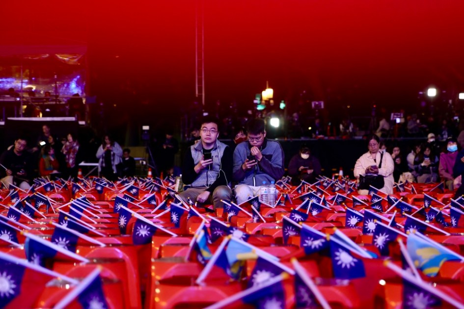 Apoiadores do Kuomintang (KMT), ou Partido Nacionalista Chinês, o candidato presidencial Hou Yu-ih assistem aos resultados iniciais da contagem de votos durante as eleições