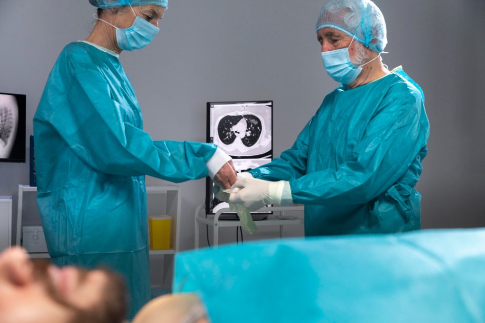 Médicos preparando-se para um procedimento cirúrgico
