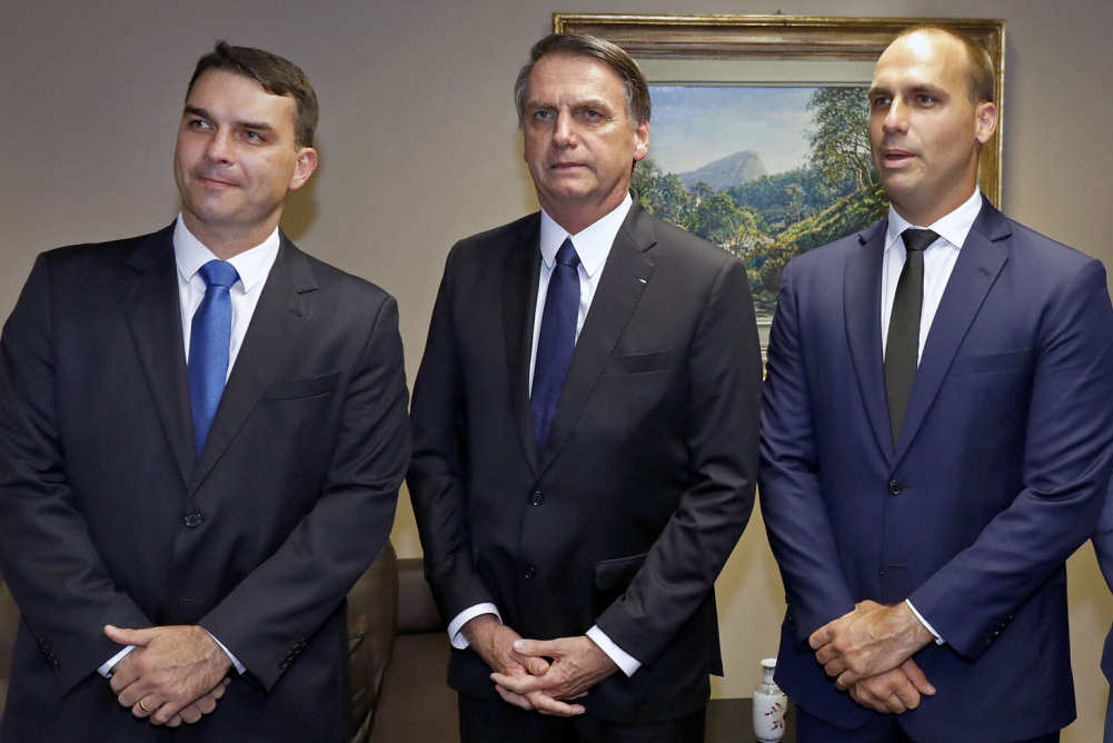 PF diz que Flávio e Jair devem ser incluídos no processo de coação contra Eduardo